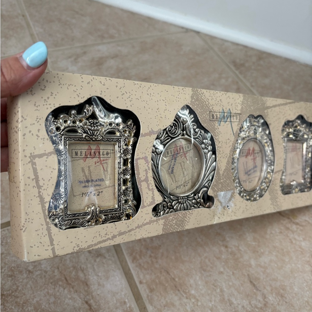 set of 4 vintage 1996 Melannco silver-plated Victorian-style mini picture frames - Picture 2 of 9